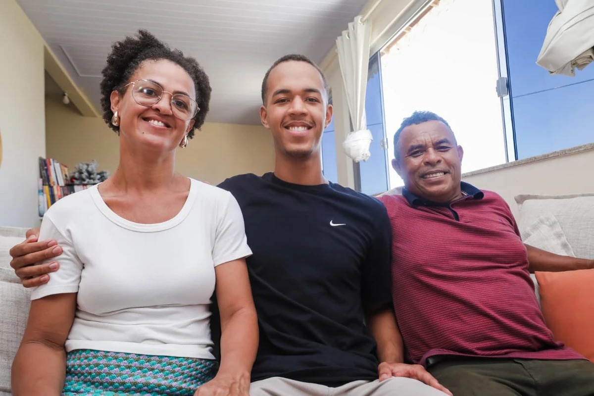 Filho de baiana de acarajé e soldador, jovem baiano é aprovado em Medicina na USP e na UFBA