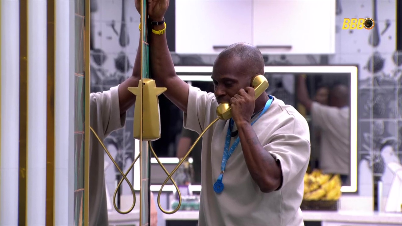 BBB 26: Edilson atende Big Fone surpresa e chama Milena de “mentirosa”