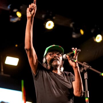 Aos 70 anos, Edson Gomes sobe ao palco e faz público cantar em coro no Carnaval de Juazeiro