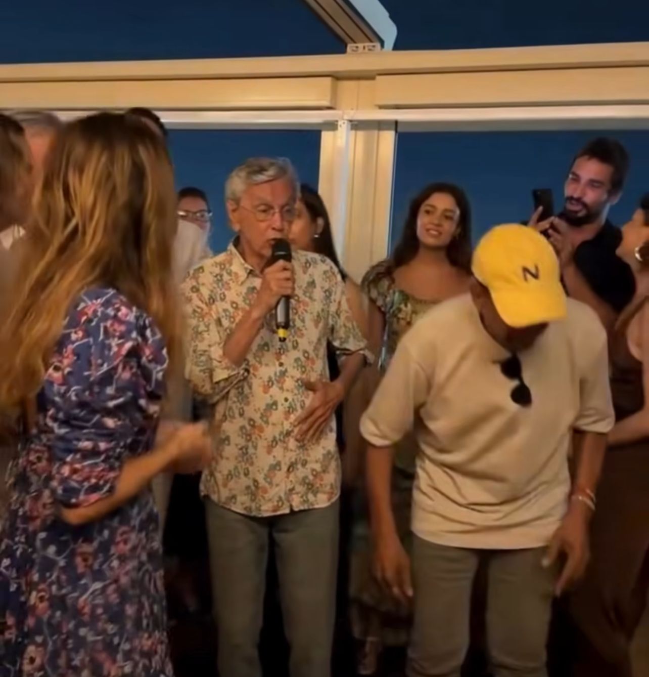 Caetano Veloso canta no aniversário de Regina Casé no Rio de Janeiro; veja vídeo
