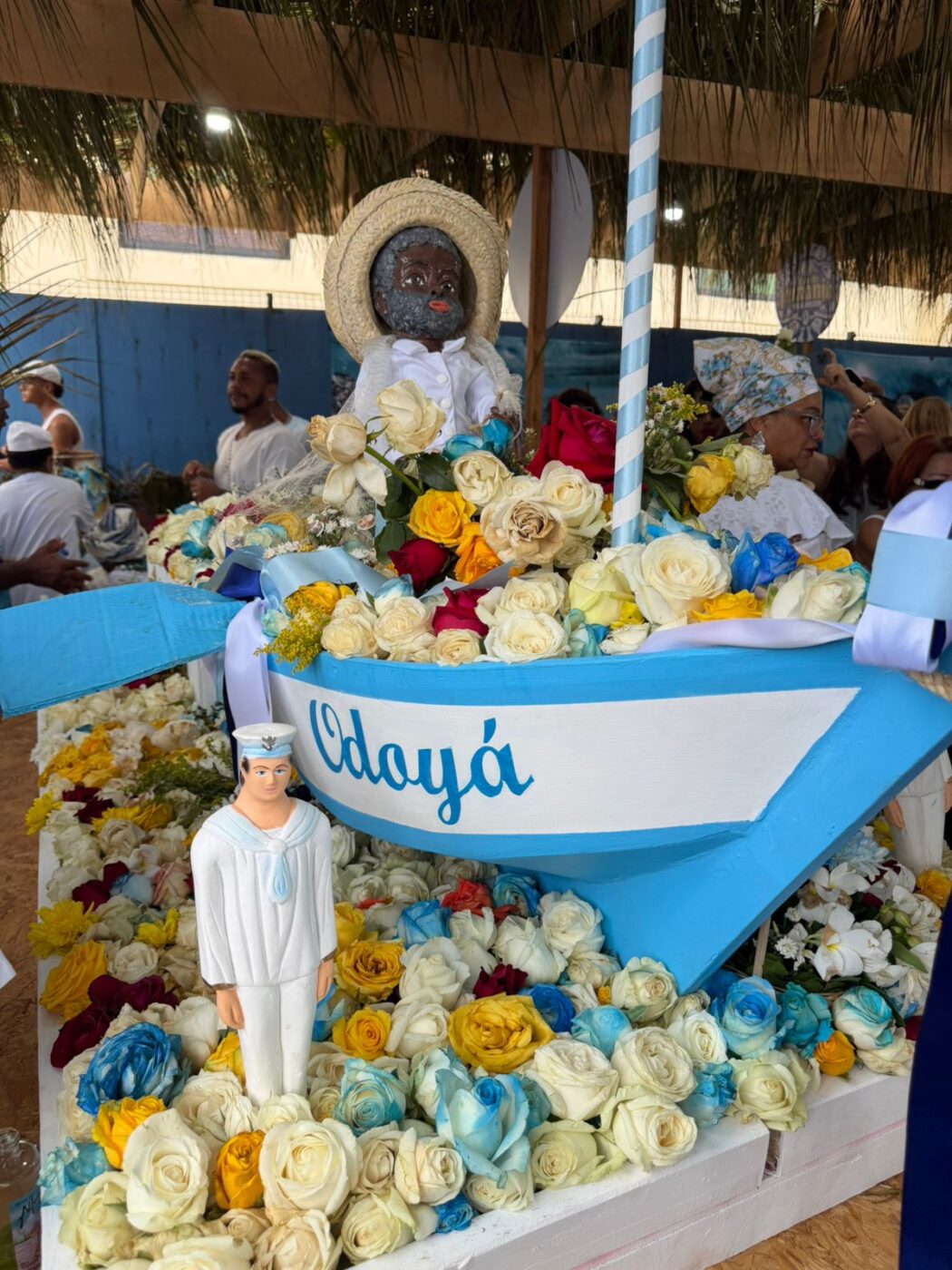 Multidão lota Rio Vermelho, em Salvador, para celebrar Iemanjá