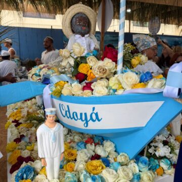 Multidão lota Rio Vermelho, em Salvador, para celebrar Iemanjá