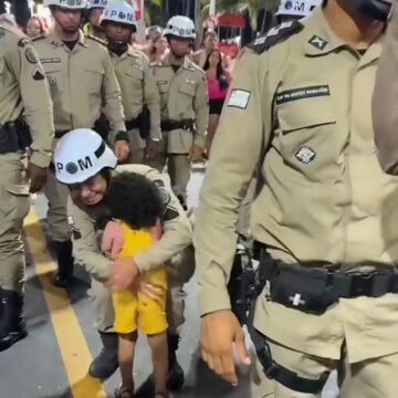 Criança cumprimenta policiais e cena chama atenção no Carnaval de Salvador