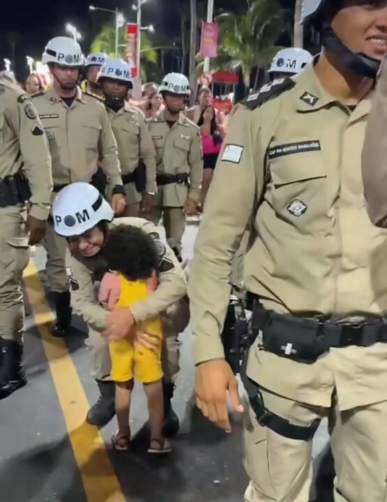Criança cumprimenta policiais e cena chama atenção no Carnaval de Salvador
