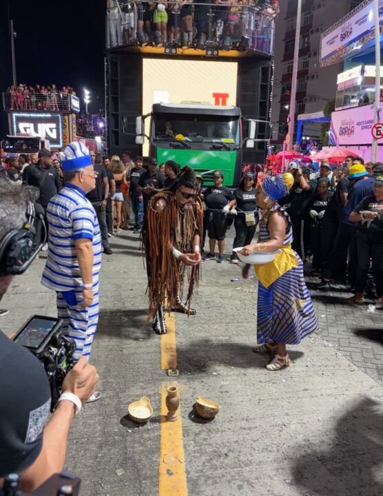 Carlinhos Brown faz ritual para ‘abrir caminhos’ antes de desfile no Carnaval de Salvador