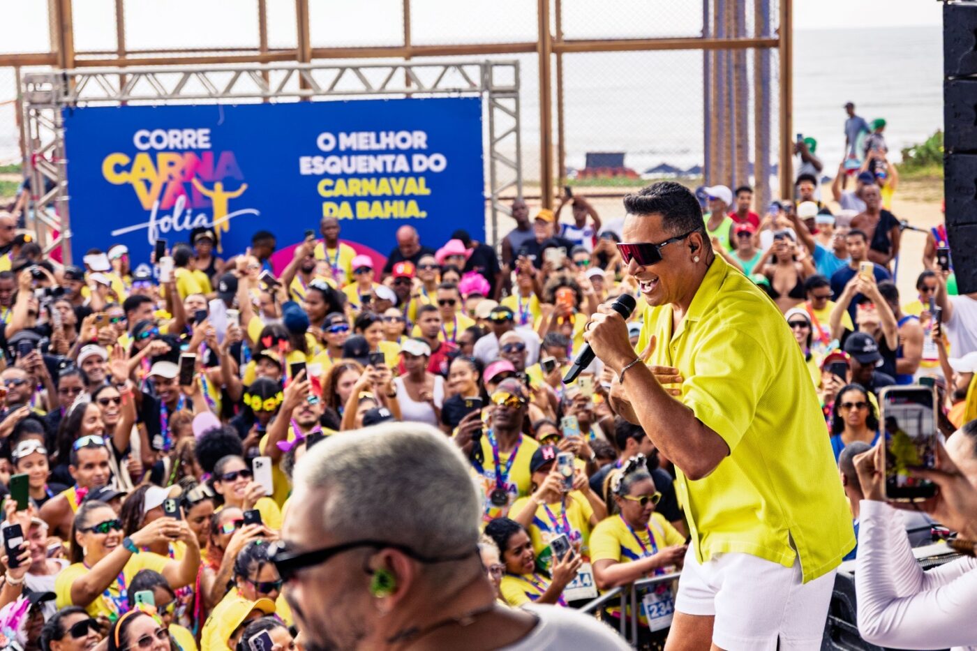 Corrida termina em clima de Carnaval com show de Xanddy Harmonia na Orla de Salvador
