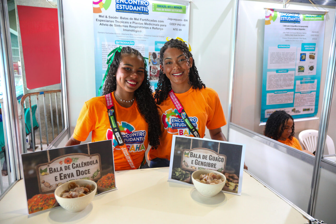 Estudantes baianas desenvolvem bala de mel com plantas medicinais para aliviar sintomas respiratórios