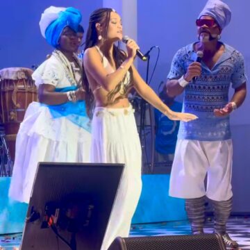 Filha de Carlinhos Brown canta com o pai em festa em homenagem a Iemanjá