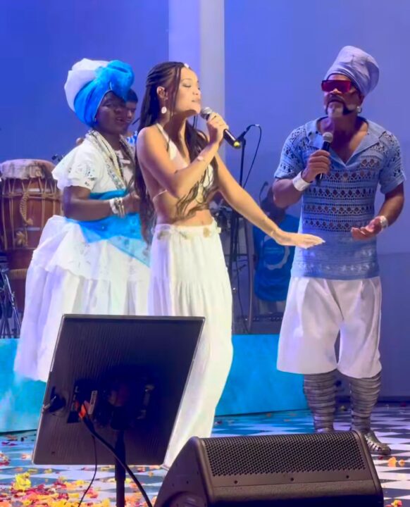 Filha de Carlinhos Brown canta com o pai em festa em homenagem a Iemanjá