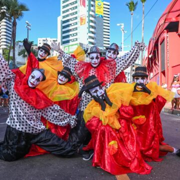 Em novo dia, Fuzuê reúne famílias e grupos culturais no Circuito Orlando Tapajós; veja fotos