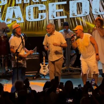 Gilberto Gil participa de ensaio de Carnaval dos Irmãos Macedo em apoio a Aroldo Macedo