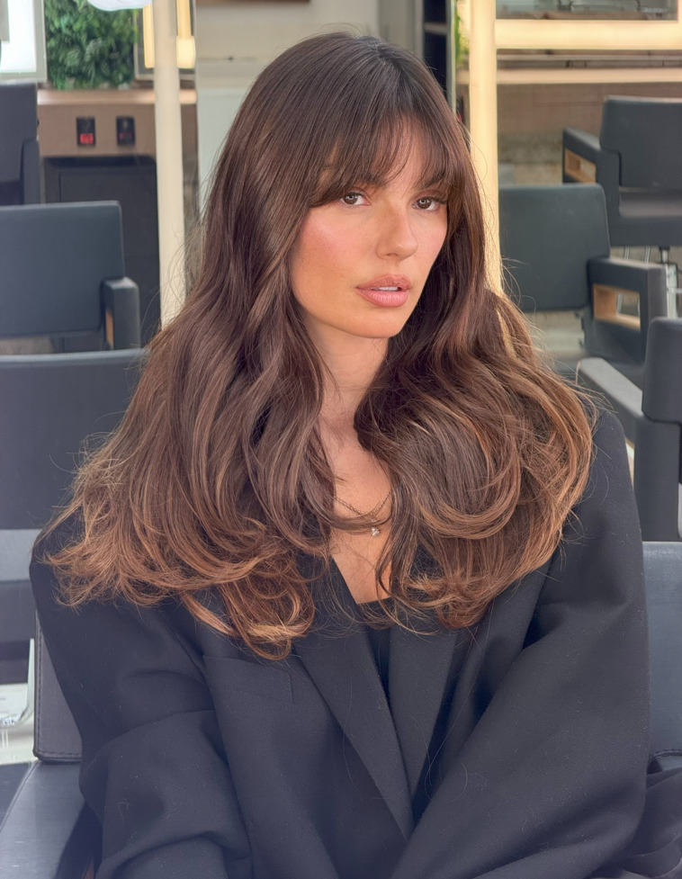 Isis Valverde muda visual e impressiona ao surgir com cabelos longos