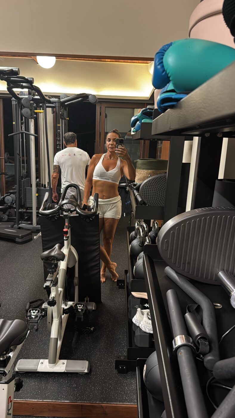 Ivete Sangalo exibe ‘tanquinho’ em selfie na academia