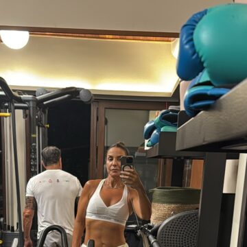 Ivete Sangalo exibe ‘tanquinho’ em selfie na academia