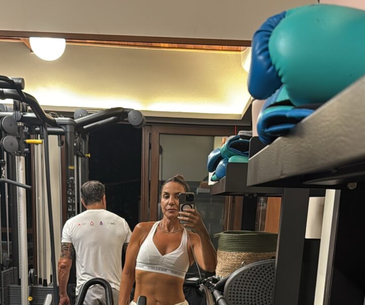 Ivete Sangalo exibe ‘tanquinho’ em selfie na academia
