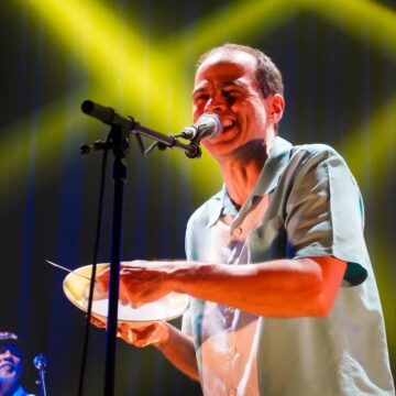 Filho de Caetano Veloso anuncia show antes do Carnaval no Rio Vermelho