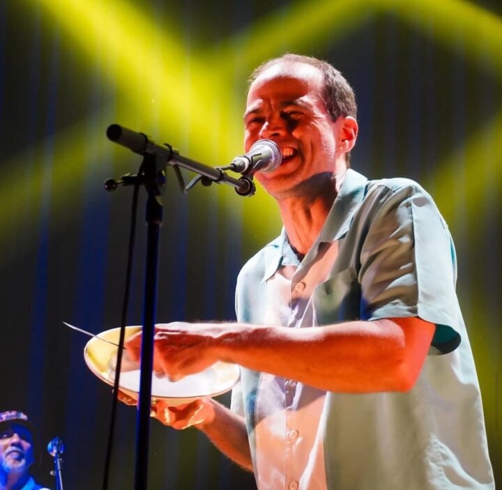 Filho de Caetano Veloso anuncia show antes do Carnaval no Rio Vermelho