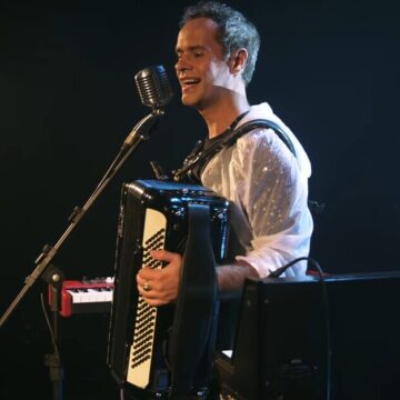 Marcelo Jeneci apresenta show intimista em Salvador