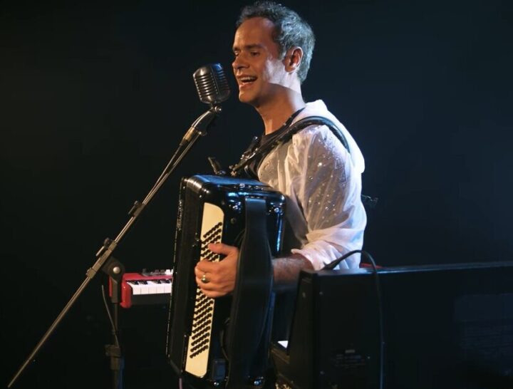 Marcelo Jeneci apresenta show intimista em Salvador