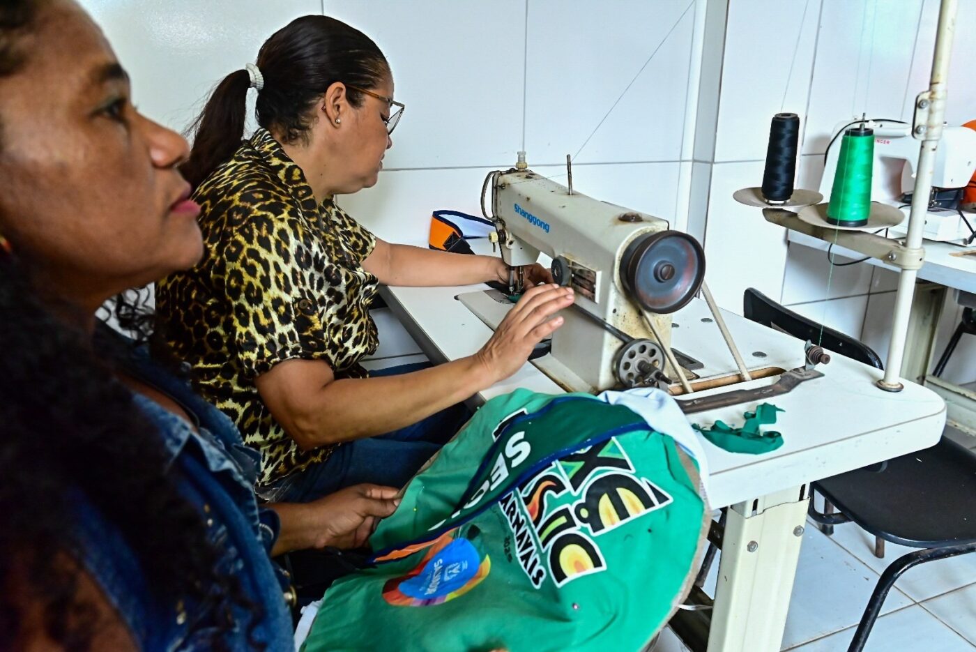 Ação em Salvador transforma abadás e camisas do Carnaval em cobertores e mochilas