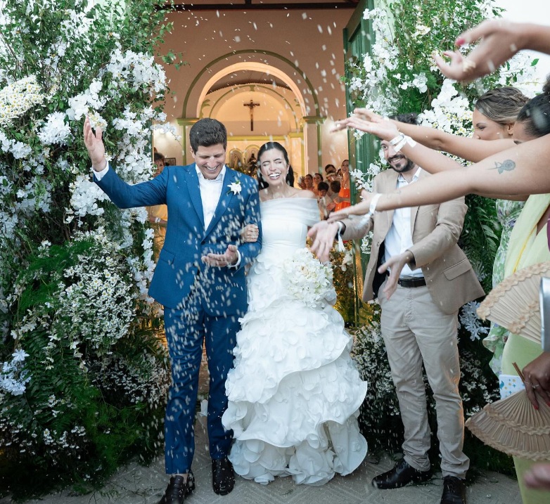 João Campos se casa com Tabata Amaral em praia de Pernambuco: ‘Viva o amor!’