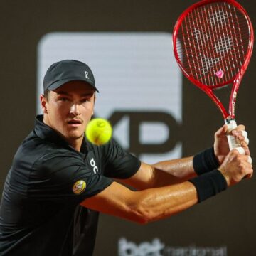 João Fonseca sofre virada, perde para Ignacio Buse e cai nas oitavas do Rio Open. Veja melhores momentos
