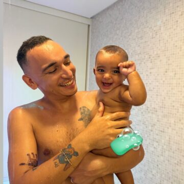 João Gomes encanta ao mostrar primeiro banho de chuveiro com o filho caçula