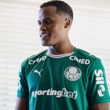 Jhon Arias desembarca em Guarulhos e veste a camisa do Palmeiras; veja foto