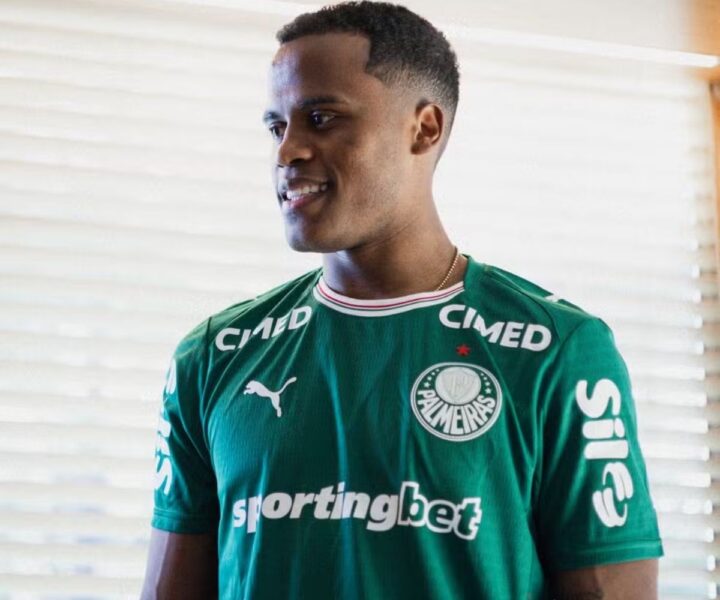 Jhon Arias desembarca em Guarulhos e veste a camisa do Palmeiras; veja foto