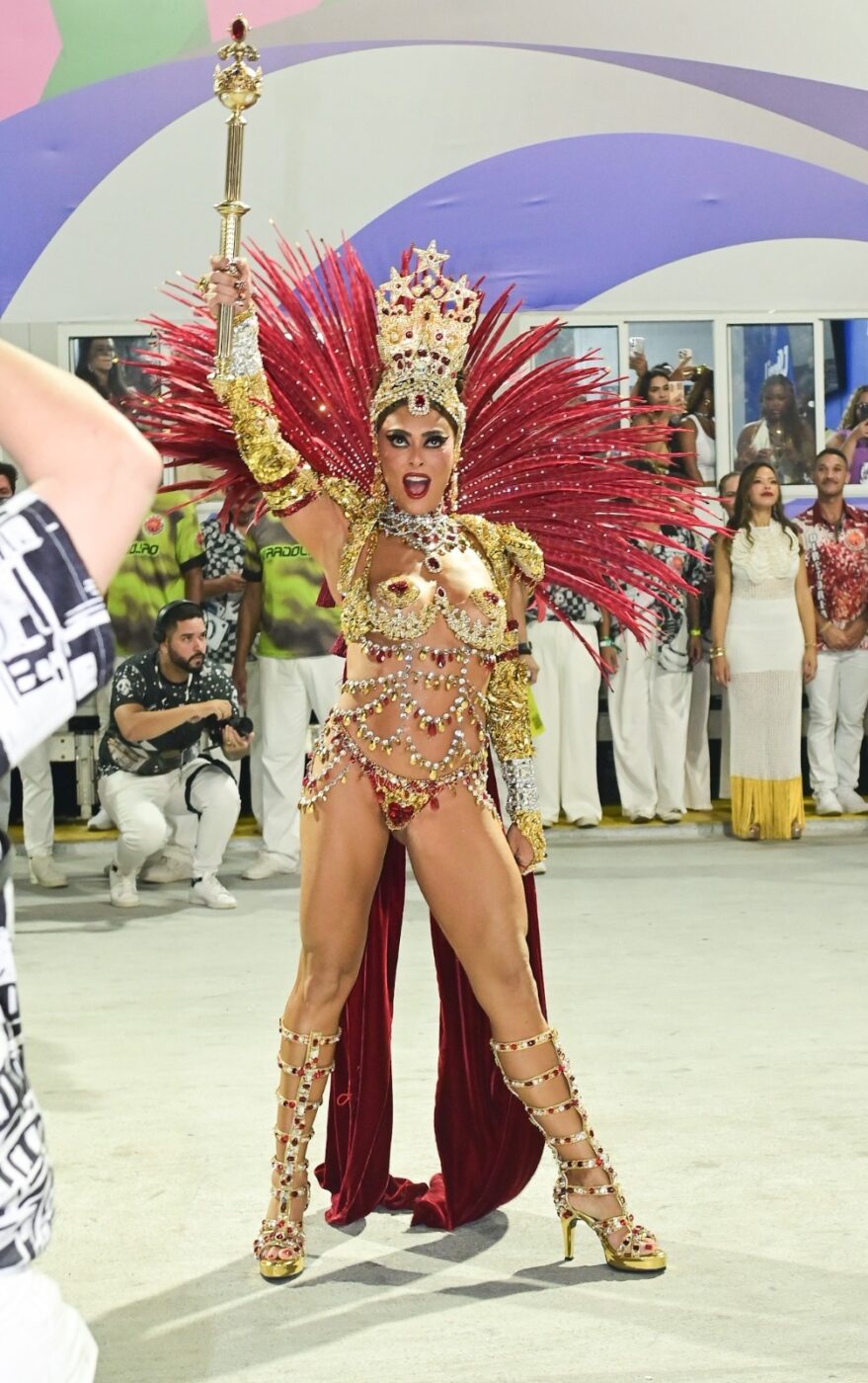 Juliana Paes retorna à Sapucaí como rainha de bateria da Viradouro