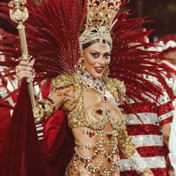 Juliana Paes mostra os bastidores de fantasia feita pela Dolce & Gabbana para desfile na Viradouro