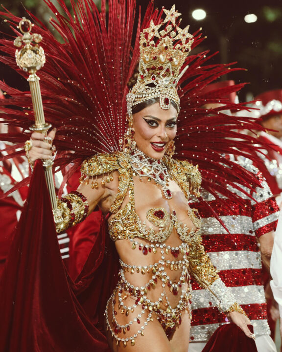 Juliana Paes mostra os bastidores de fantasia feita pela Dolce & Gabbana para desfile na Viradouro