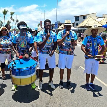 Lavagem de Itapuã celebra 121 anos com o samba como tema e antecipa o Carnaval de Salvador; veja fotos