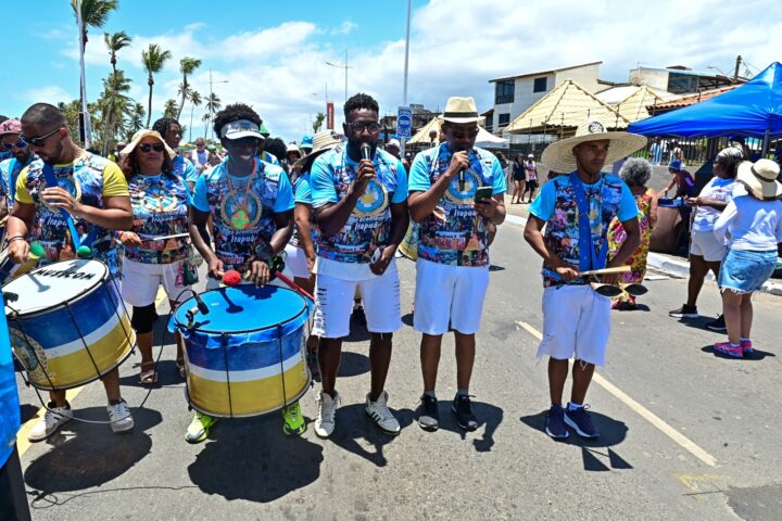Lavagem de Itapuã celebra 121 anos com o samba como tema e antecipa o Carnaval de Salvador; veja fotos