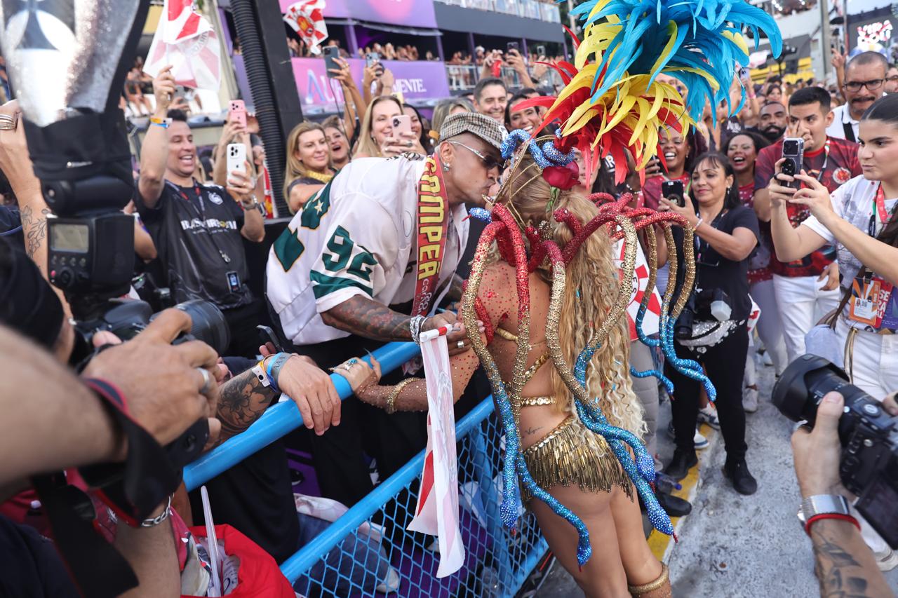 Beijão, show e desfile: Lore Improta e Léo Santana curtem juntos a Sapucaí