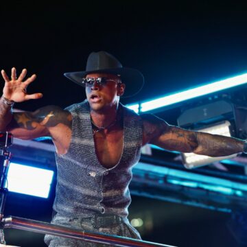 Léo Santana comanda Pipoco e arrasta multidão no pré-Carnaval de Salvador