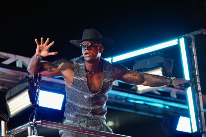 Léo Santana comanda Pipoco e arrasta multidão no pré-Carnaval de Salvador