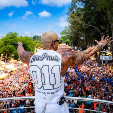 Léo Santana reúne mais de 1,1 milhão de foliões com bloco em SP
