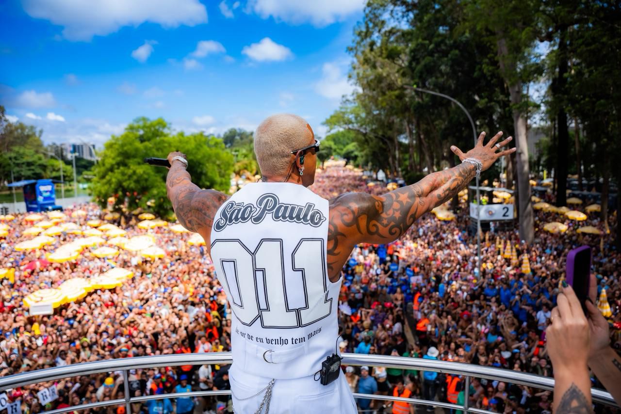 Léo Santana reúne mais de 1,1 milhão de foliões com bloco em SP