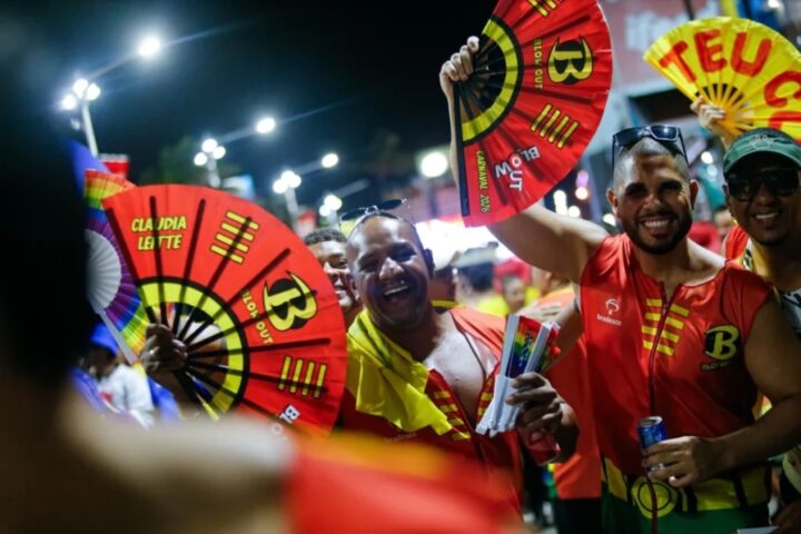 Público LGBTQIA+ movimenta R$ 810 milhões no Carnaval de Salvador 2026