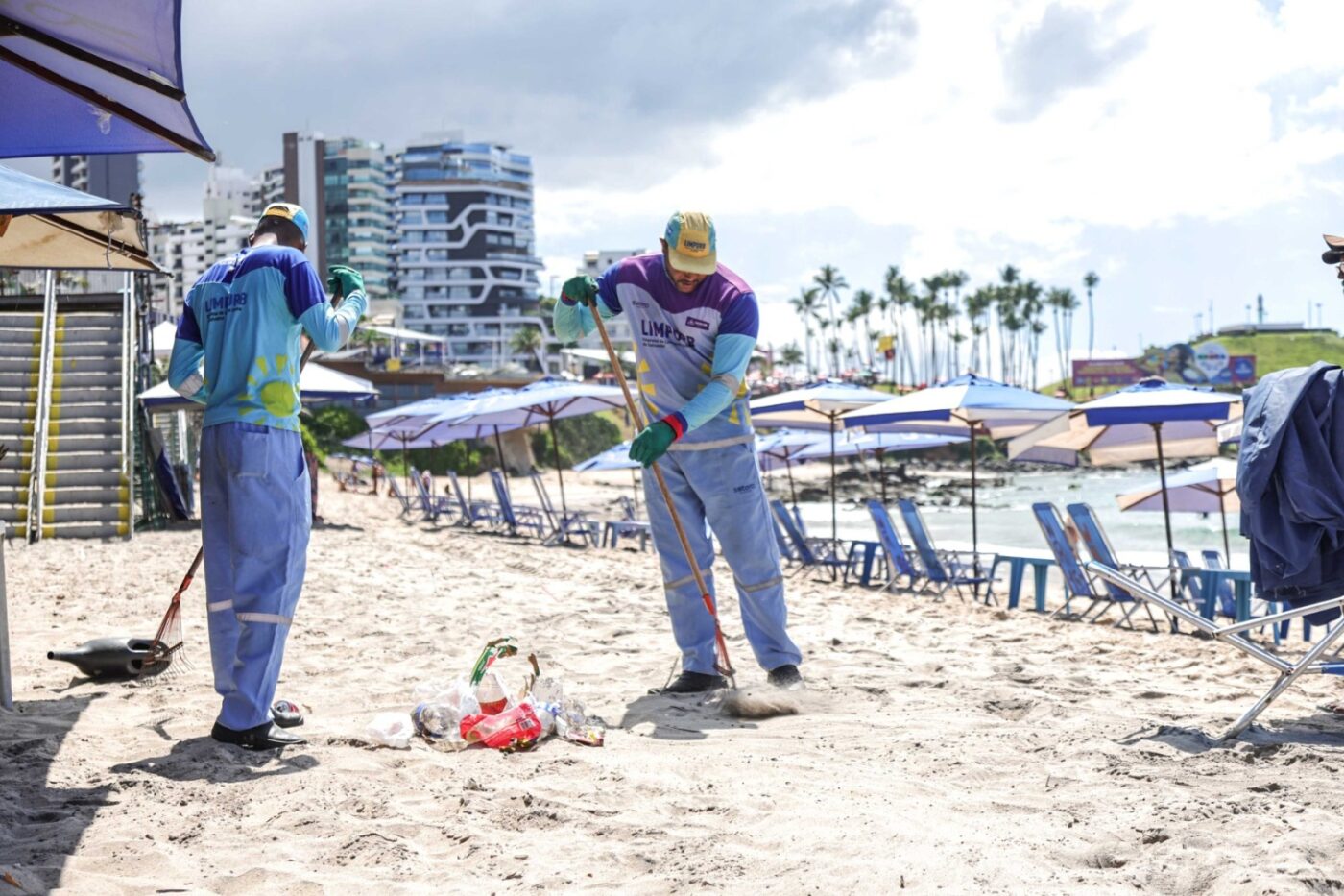 Limpurb coleta até 65 toneladas de lixo por dia nas praias de Salvador no verão