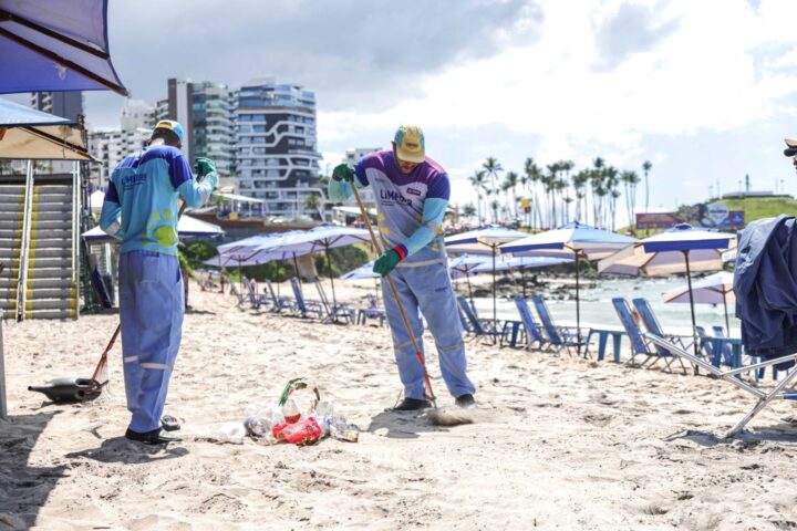 Limpurb coleta até 65 toneladas de lixo por dia nas praias de Salvador no verão