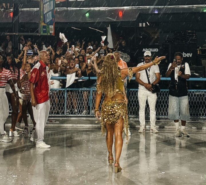 Lore Improta samba debaixo de chuva em ensaio técnico da Viradouro; veja vídeo
