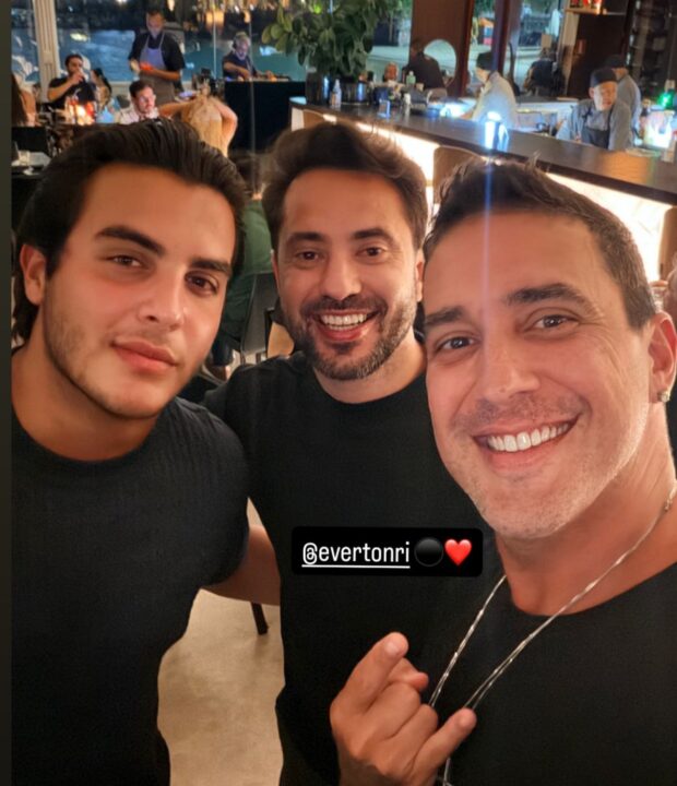 Filho de Ivete, Marcelinho Sangalo janta com André Marques e Everton Ribeiro no Soho
