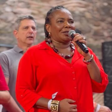 Margareth Menezes canta o Hino Nacional em festa de 46 anos do PT em Salvador