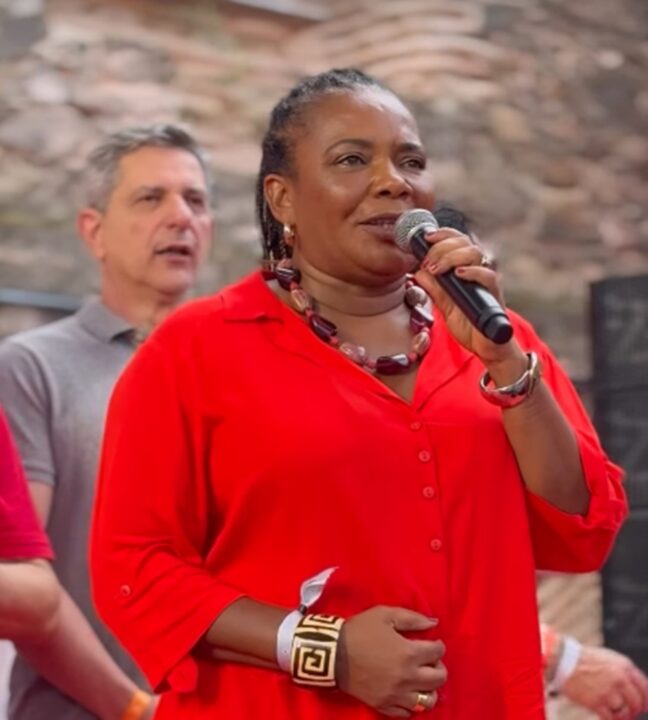 Margareth Menezes canta o Hino Nacional em festa de 46 anos do PT em Salvador