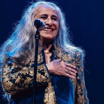Maria Bethânia faz história e é a primeira cantora brasileira a ganhar Grammy