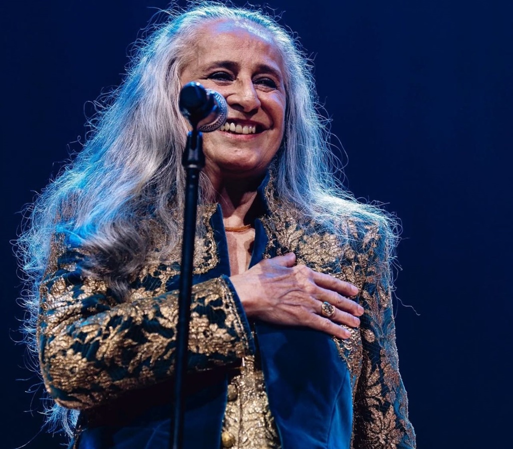 Maria Bethânia faz história e é a primeira cantora brasileira a ganhar Grammy