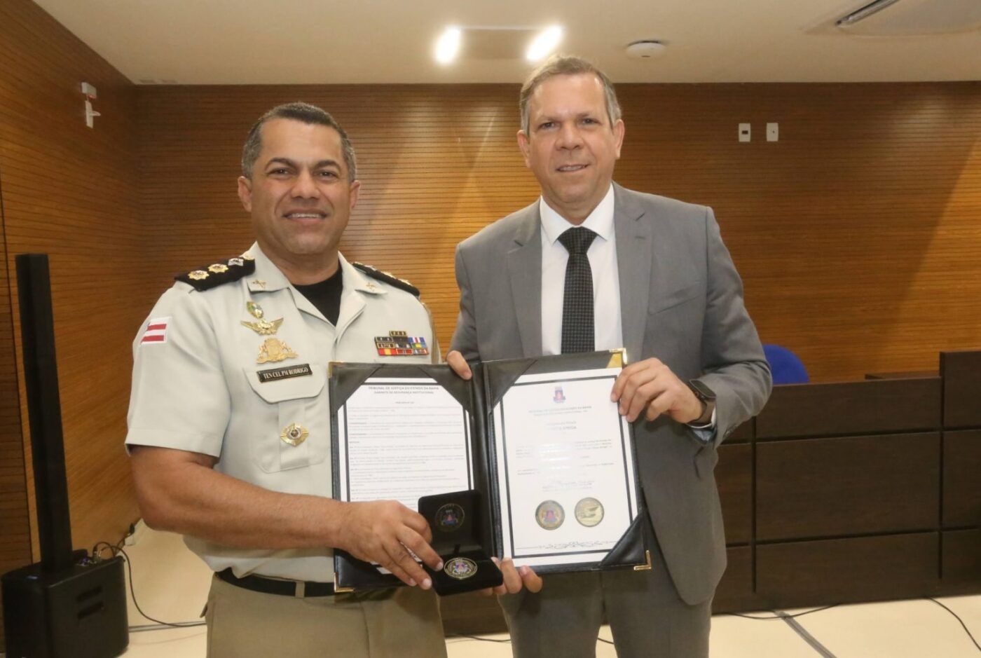 Desembargador Mário Albiani Júnior e Juíza Rita Ramos recebem Diploma Força Amiga do GSI