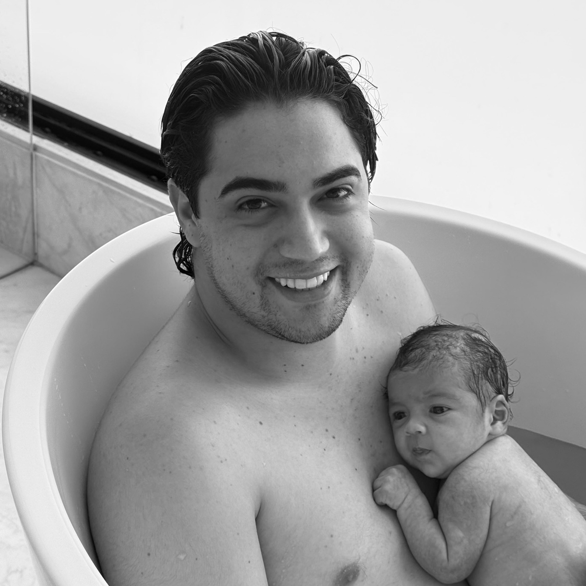 Natanzinho Lima encanta ao mostrar primeiro banho do filho, Ravi; veja fotos